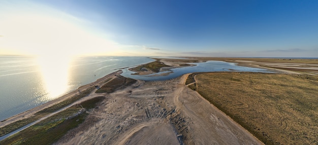 Ongebruikelijke eilanden op lake sivash en bovenaanzicht