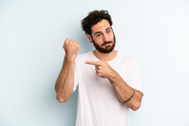 Ongeduldig en boos kijken, op horloge wijzend om stiptheid vragen, op tijd willen zijn