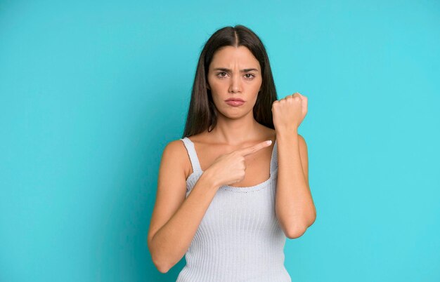 Ongeduldig en boos kijken, op horloge wijzend om stiptheid vragen, op tijd willen zijn