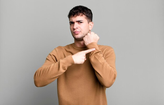 Ongeduldig en boos kijken, op horloge wijzend om stiptheid vragen, op tijd willen zijn