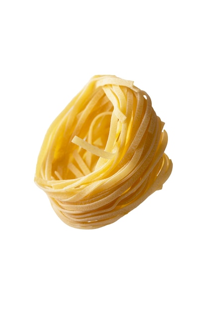 Ongekookt fettuccine noedels pasta nest geïsoleerd op een witte achtergrond zwevende voedsel
