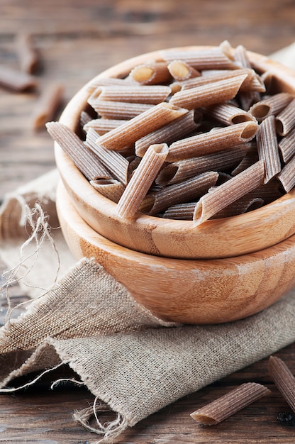 Ongekookt gezonde boekweit pasta op de houten tafel