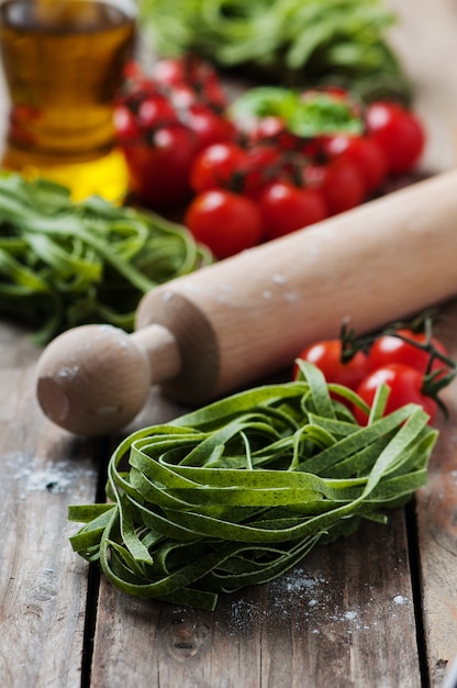 Ongekookt Italiaanse pasta op tafel