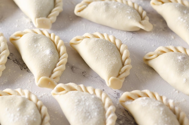 Ongekookte Argentijnse empanadas op een tafel