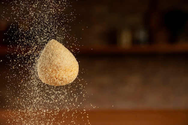 Ongekookte Braziliaanse kroket gevuld met kaas gepaneerd met paneermeel