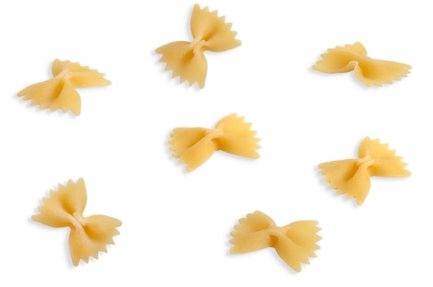 Ongekookte Farfalle pasta geïsoleerd op een witte achtergrond met uitknippad