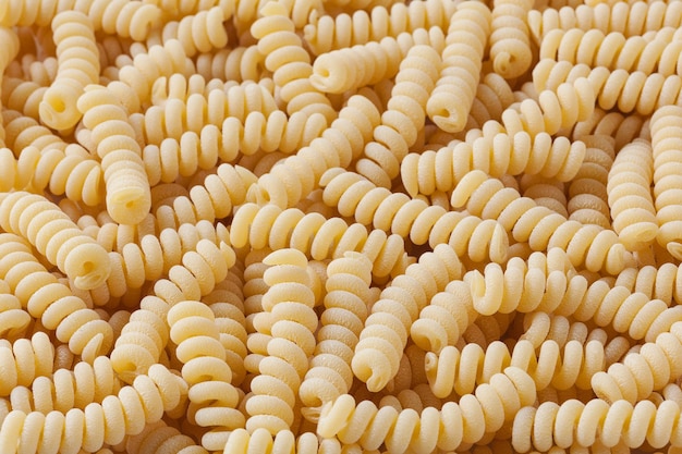 Ongekookte fusilli corti bucati pasta achtergrond