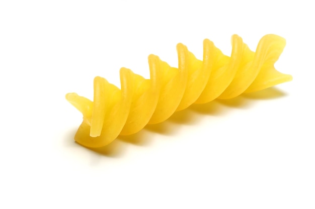 Ongekookte fusilli pasta geïsoleerd op witte achtergrond Italiaanse spiraal pasta close-up op witte achtergrond