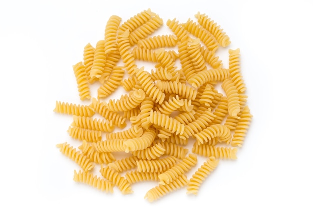 Ongekookte Fusilli Pasta Geïsoleerde Witte Achtergrond.