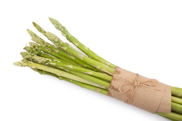 Ongekookte groene asperges vastgebonden met touw van bovenaf geïsoleerd op witte backgroundxAxA