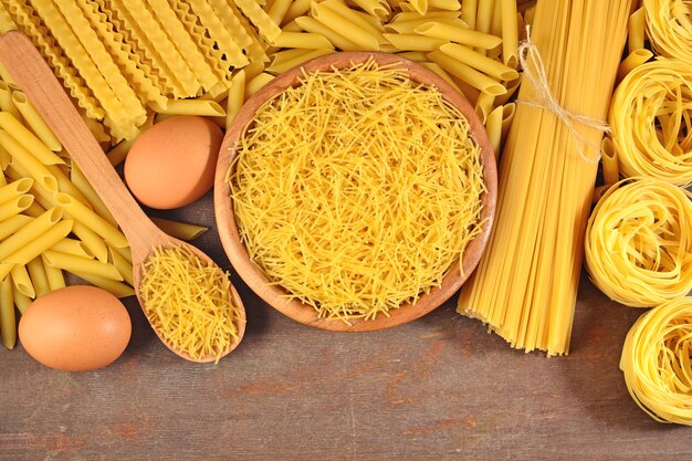 Ongekookte Italiaanse pasta en eieren