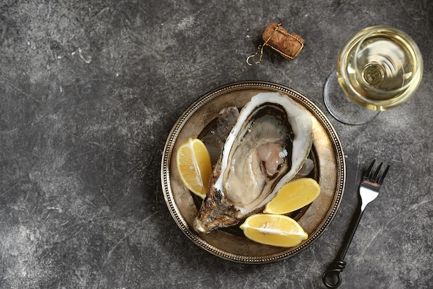 ongekookte oesters in een schaal met citroen op ijs