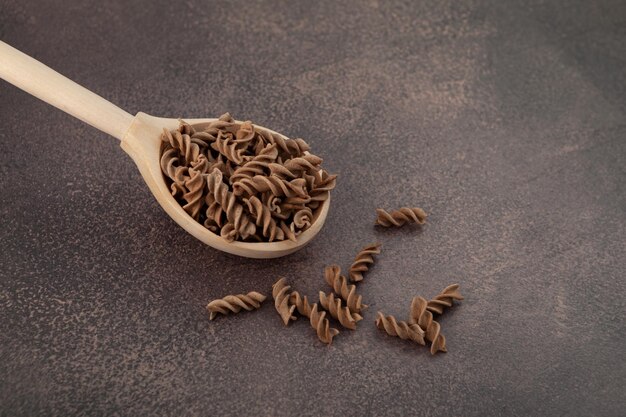 Foto ongekookte pasta di lino in lepel lijnzaad glutenvrije pasta is rijk aan vezels ijzer b-vitamines omega3