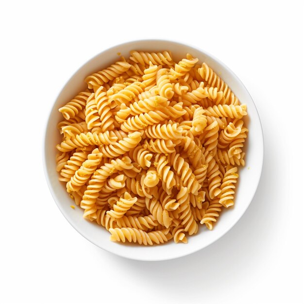 Foto ongekookte pasta in een kom op een geïsoleerde witte achtergrond