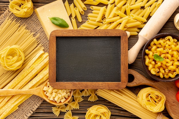 Foto ongekookte pasta met schoolbordmodel