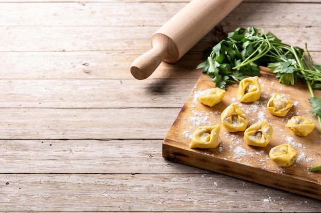 Foto ongekookte pelmenibollen op houten lijst