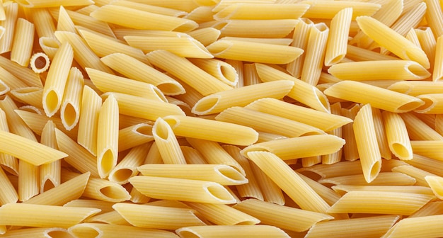 Ongekookte penne pasta achtergrond