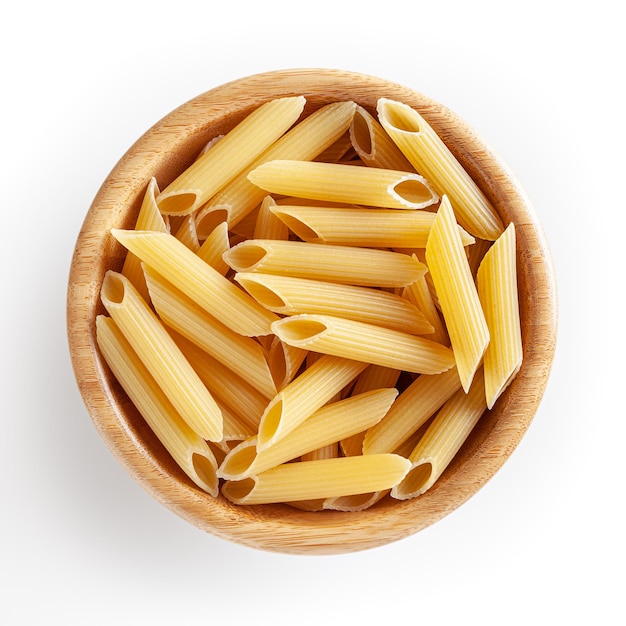 Ongekookte penne pasta in houten kom geïsoleerd op een witte achtergrond met uitknippad