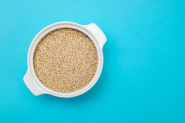 Ongekookte quinoa in de witte kom