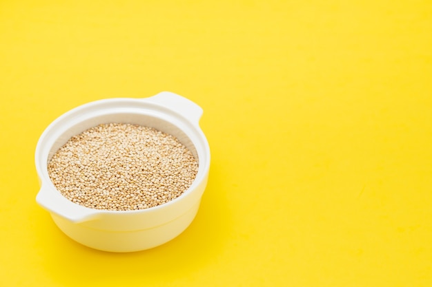 Ongekookte quinoa in de witte kom