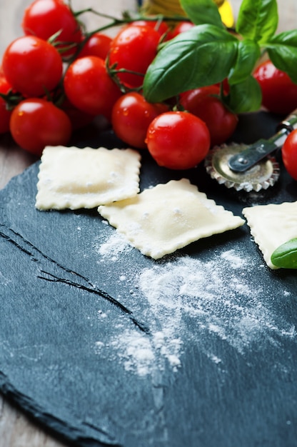 Ongekookte ravioli met tomaat en basilicum