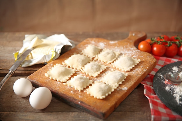 Ongekookte ravioli op snijplank