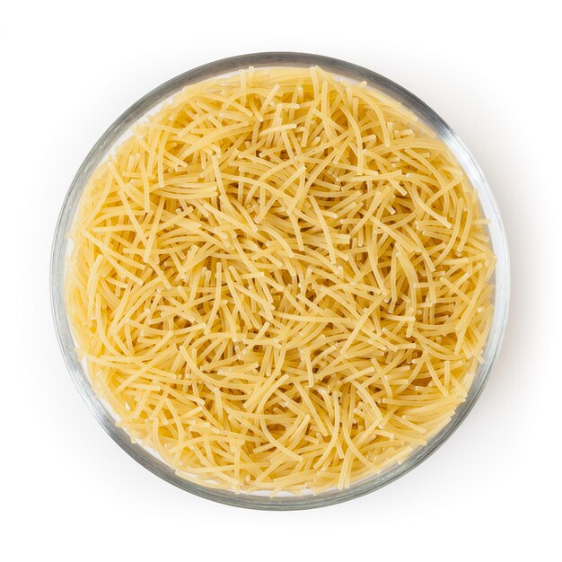 Ongekookte vermicelli pasta in glazen kom geïsoleerd op een witte achtergrond met uitknippad