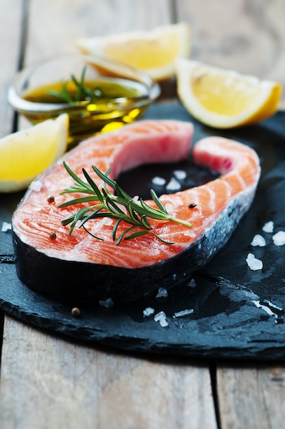 Ongekookte zalm met rozemarijn en zout