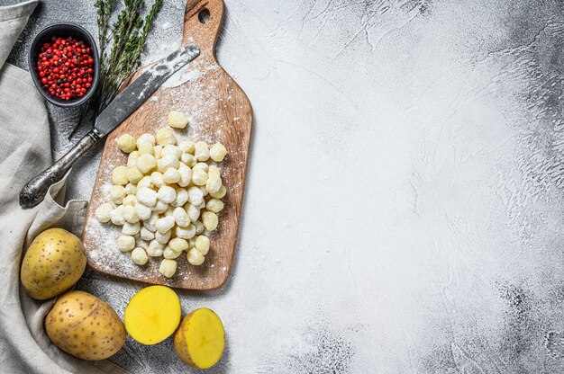 Ongekookte zelfgemaakte gnocchi op een zwart bord