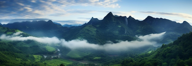 Ongelofelijk groen uitzicht op de bergen met een met mist omhuld midden gedeelte en met wolken omringde toppen