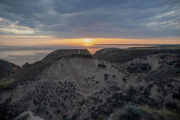 Ongelofelijk uitzicht op de zonsondergang vanaf de berghelling