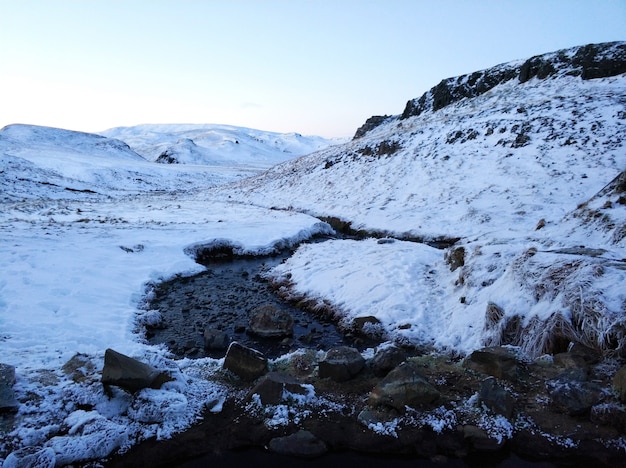 Ongelofelijk winterlandschap van IJsland. In de winter stroomt een bron van warm water in de bergen