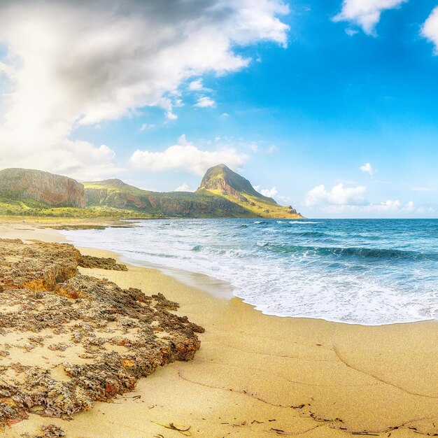 Ongelofelijk zeegezicht van Isolidda Beach bij San Vito kaap