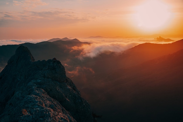 Ongelooflijk fantastische mooie gouden zonsondergang in de bergen in de mist