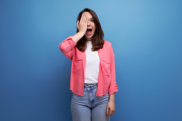 Ongelooflijk lachende gelukkige jonge dame in een stijlvolle zomerlook op een studio-geïsoleerde achtergrond