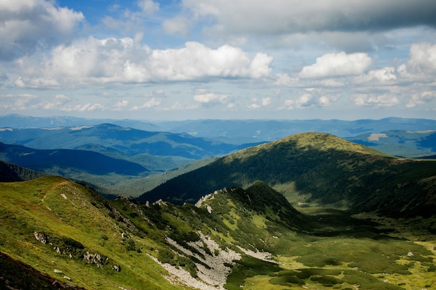 Ongelooflijk mooi panoramisch uitzicht op de Karpaten. Pieken in de Karpaten op een achtergrond van blauwe lucht