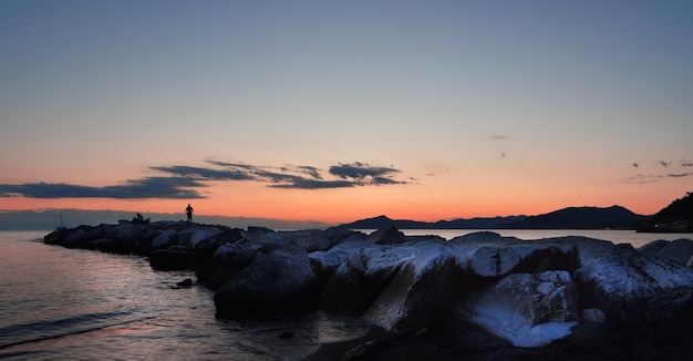 ongelooflijke kleuren en lichten voor een romantische zonsondergang boven de zee in Ligurië