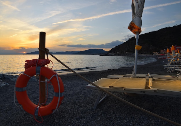 Ongelooflijke kleuren en lichten voor een romantische zonsondergang boven de zee in ligurië