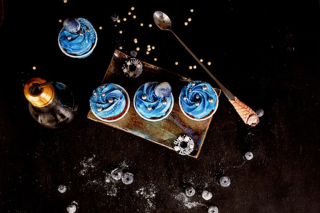 Ongelooflijke kosmische blauwe cupcakes met decoratie in de vorm van ronde planetenEen kunstwerk van culinaire kunst