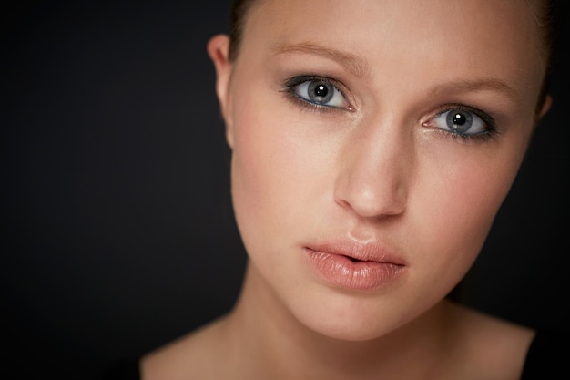 Ongelooflijke schoonheid. Closeup studio portret van een jonge vrouw met perfecte huid.