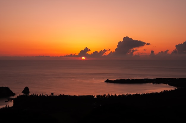 Ongelooflijke zonsondergang met een prachtig uitzicht op het strand van tudumari in de vorm van een halve maan levendige kleuren roze, geel en oranje.