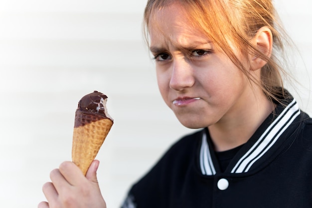 Ongelukkig kind met een lege ijsje in de hand smaakloos ijsje