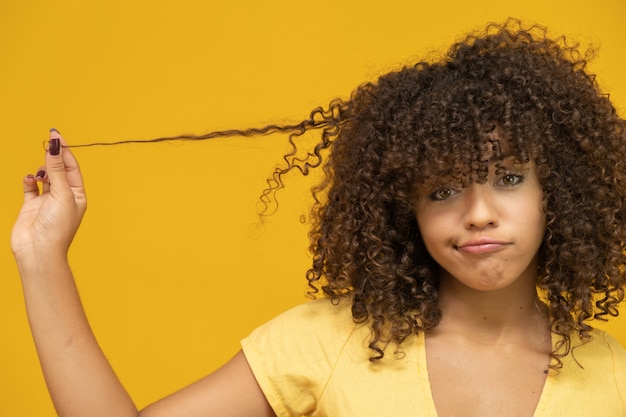 Ongelukkige jonge vrouw aan haar haar te raken