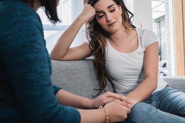 Ongelukkige jonge vrouw delen over haar probleem