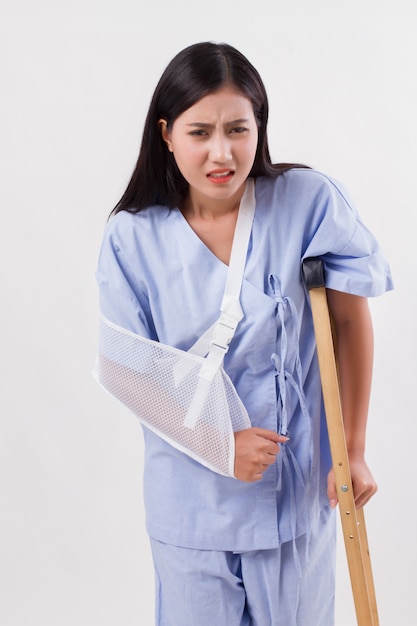 Ongelukkige vrouw met gebroken armbeen