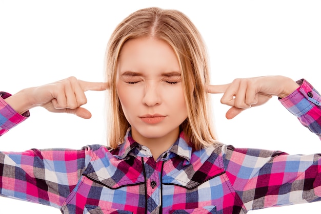 Foto ongelukkige vrouw met gesloten ogen die oren met vingers bedekken