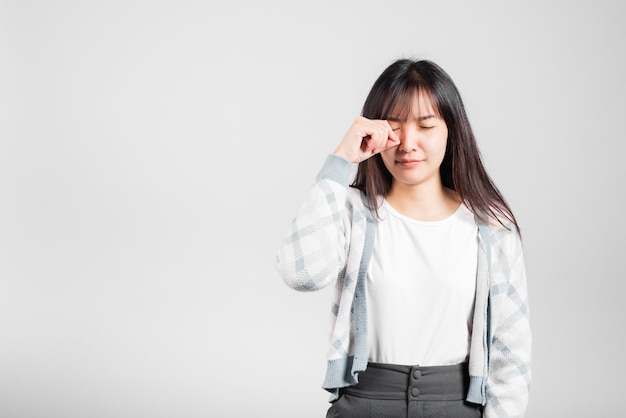 Ongelukkige vrouw slecht humeur haar huil veegt tranen af met vingers