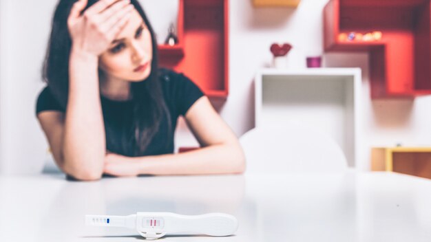 ongeplande zwangerschap. vrouw zitten in frustratie. wanhoopsschok