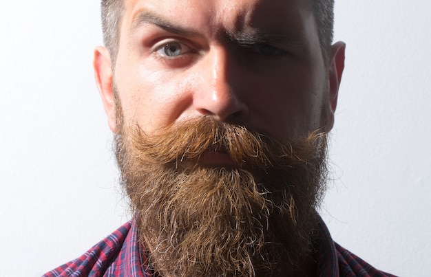 Ongeschoren man met lange baard en snor close-up