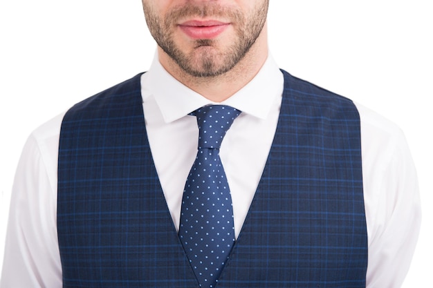 Ongeschoren mannelijk gezicht kin en nek huid met borstelhaar witte kraag met stropdas, huidverzorging.